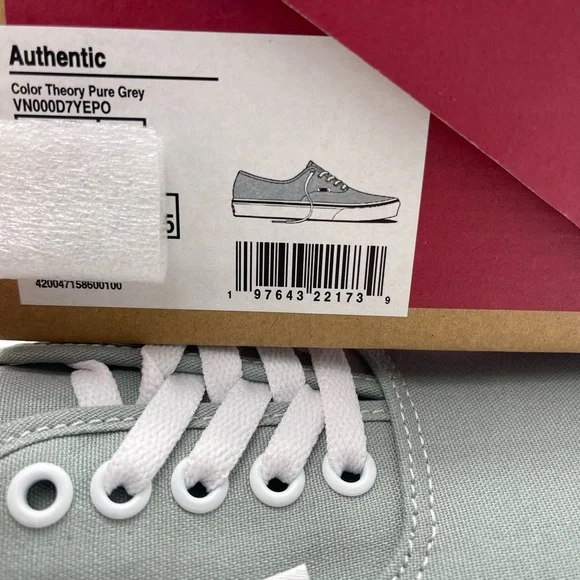 Vans Men’s Lt Gray Canvas Authentic
Color Theory Pure Grey
VN000D7YEPO Sneakers - Picture 16 of 16